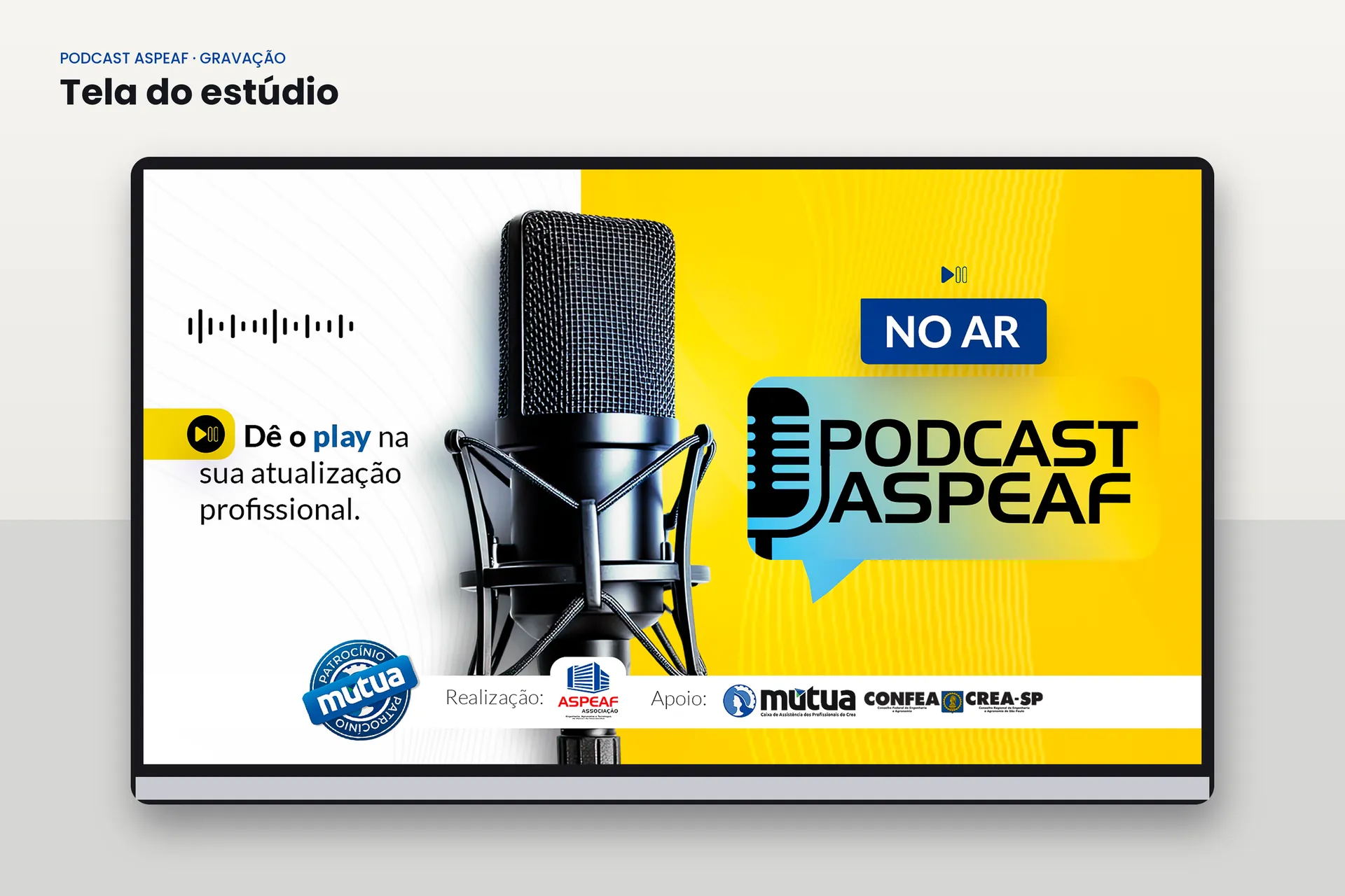 Tela de fundo do estúdio, com a marca do Podcast ASPEAF e o sinal de no ar