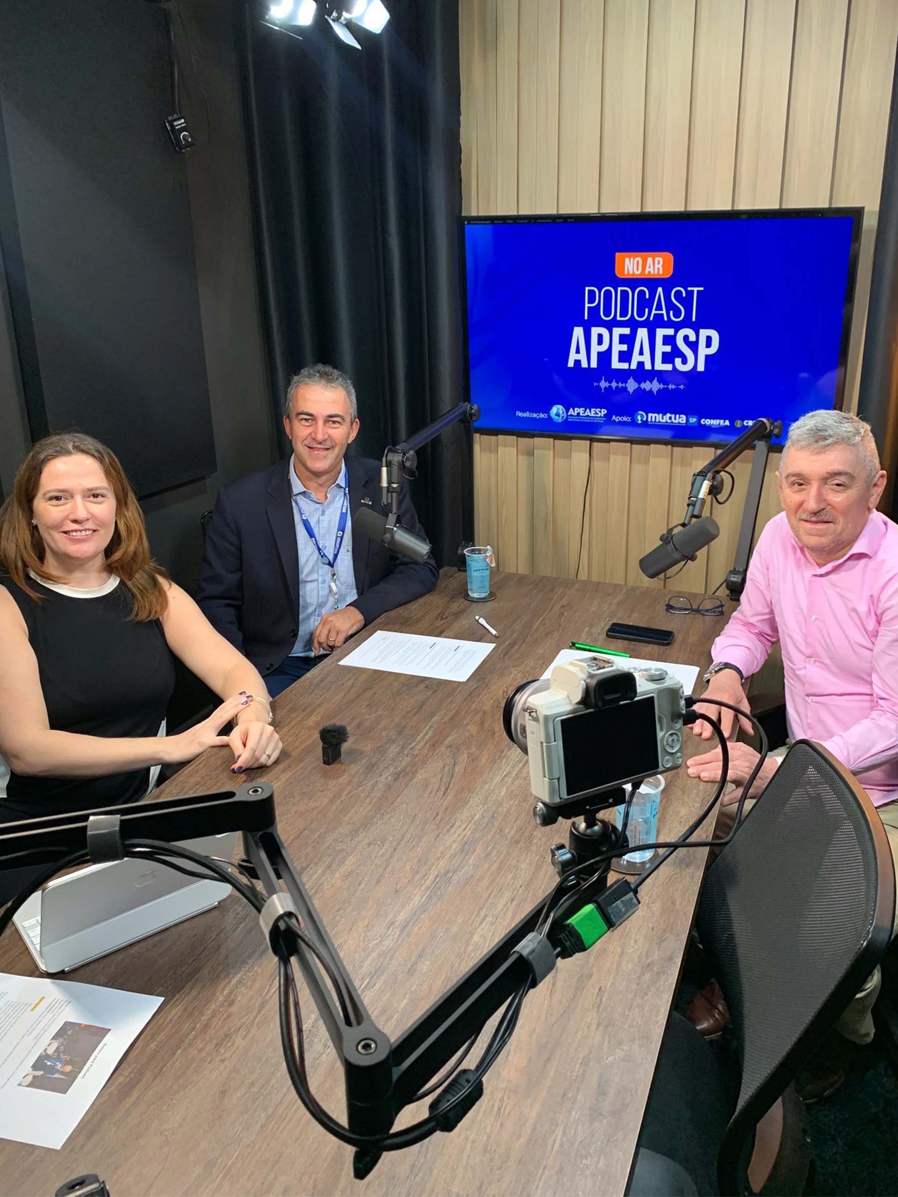 Gravação do Podcast APEAESP no estúdio, com três participantes à mesa