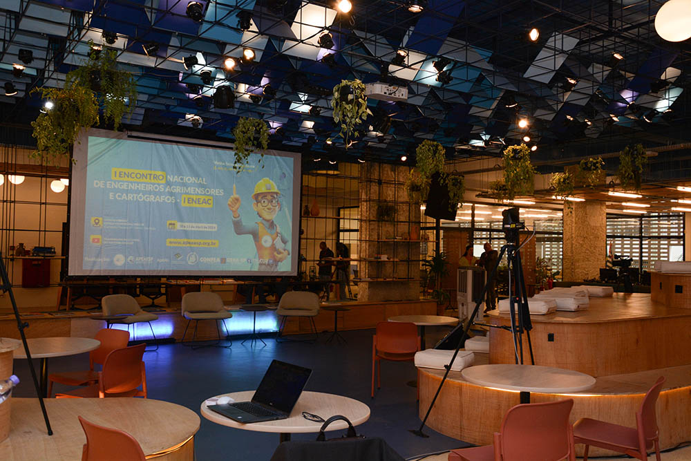 Auditório do I ENEAC com a identidade do evento projetada