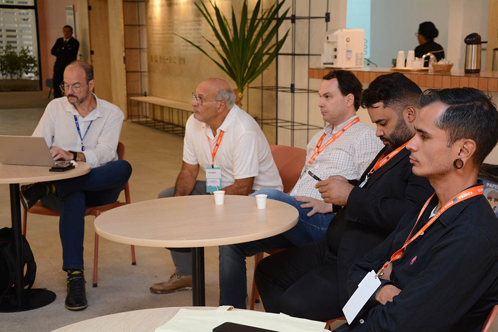 Participantes acompanham as palestras do I ENEAC