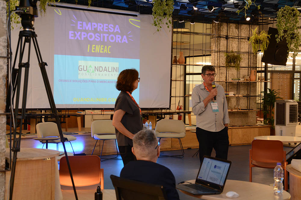 Apresentação de empresa expositora no I ENEAC