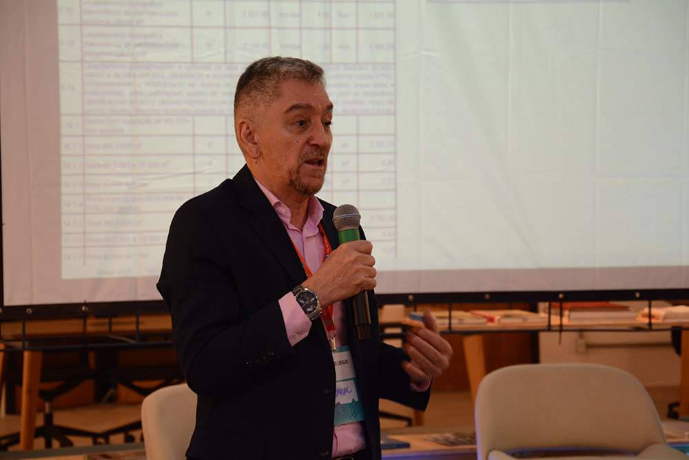 Palestrante fala ao público no I ENEAC
