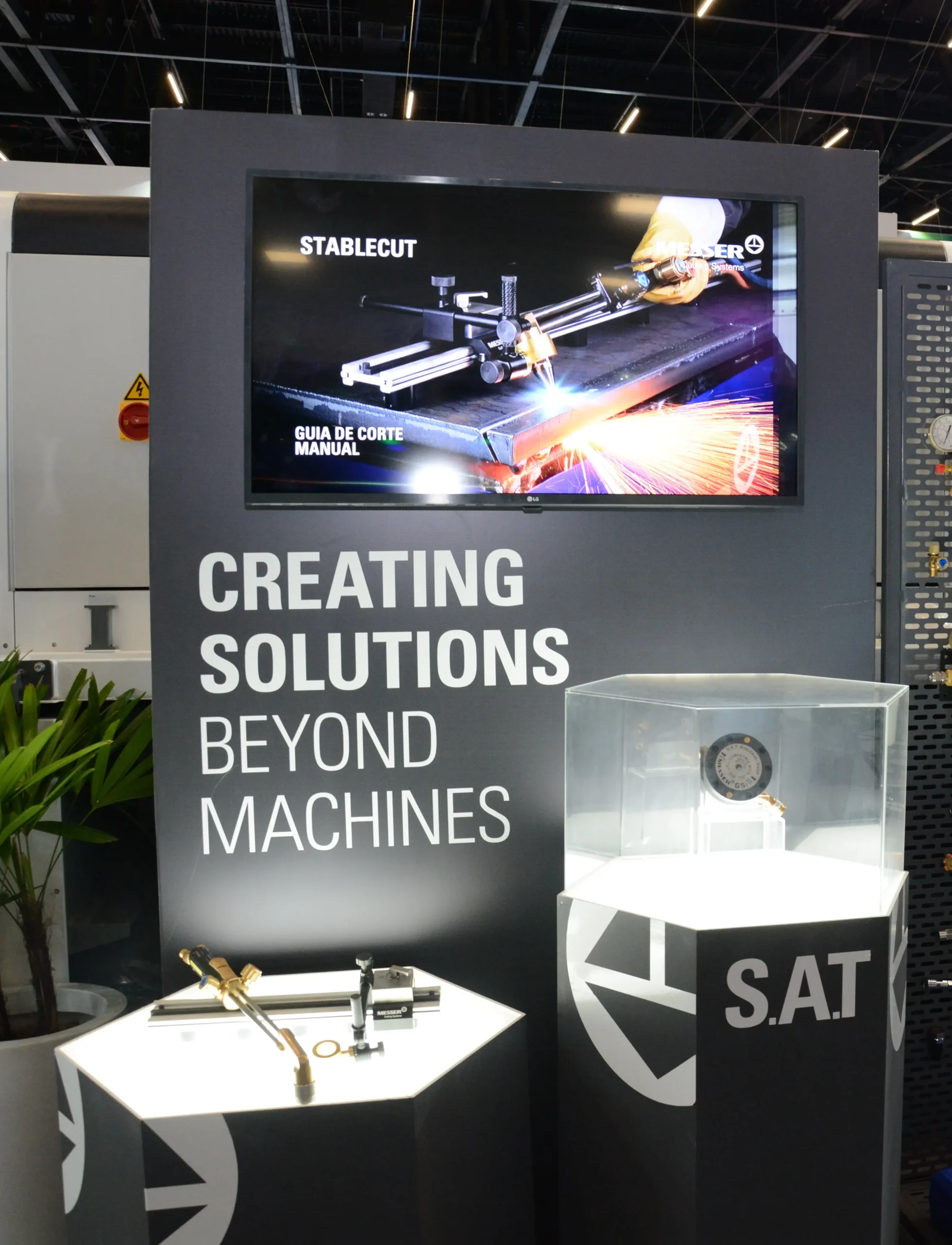 Totem Creating Solutions Beyond Machines no estande