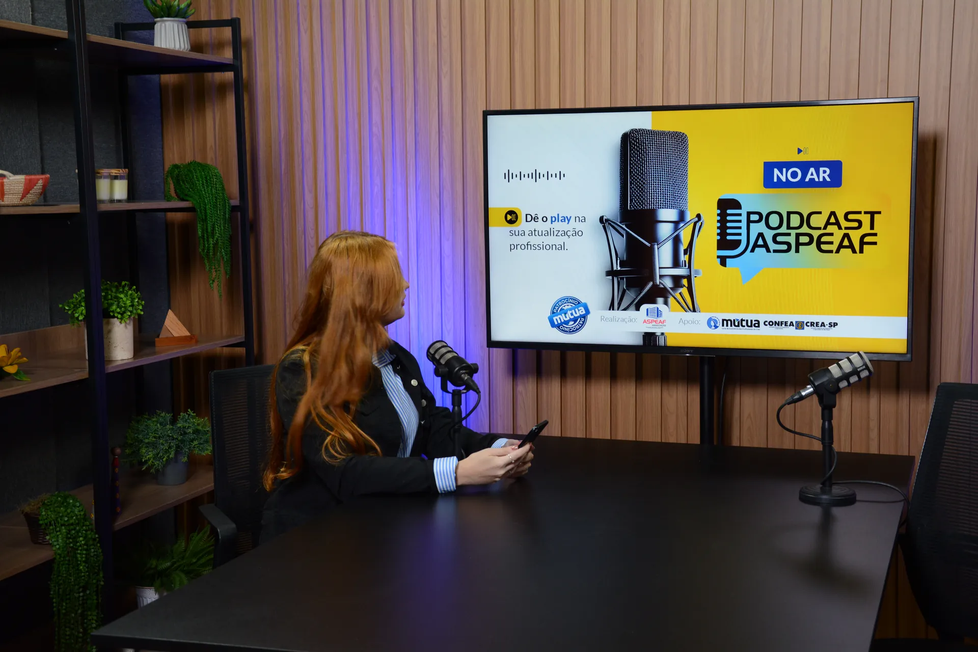 Convidada em gravação, com a tela do podcast ao fundo