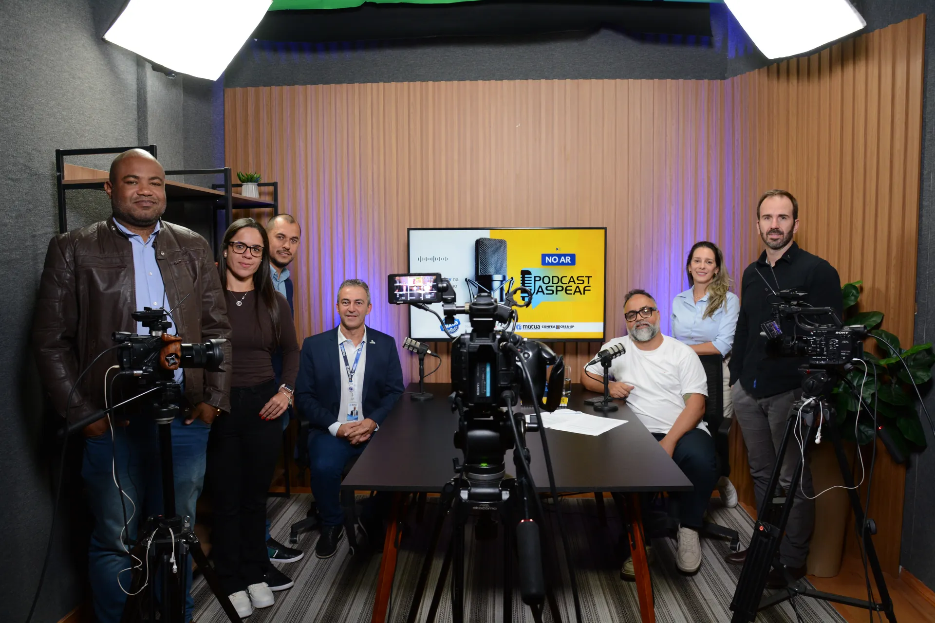 Equipe e convidados reunidos no estúdio ao fim da gravação
