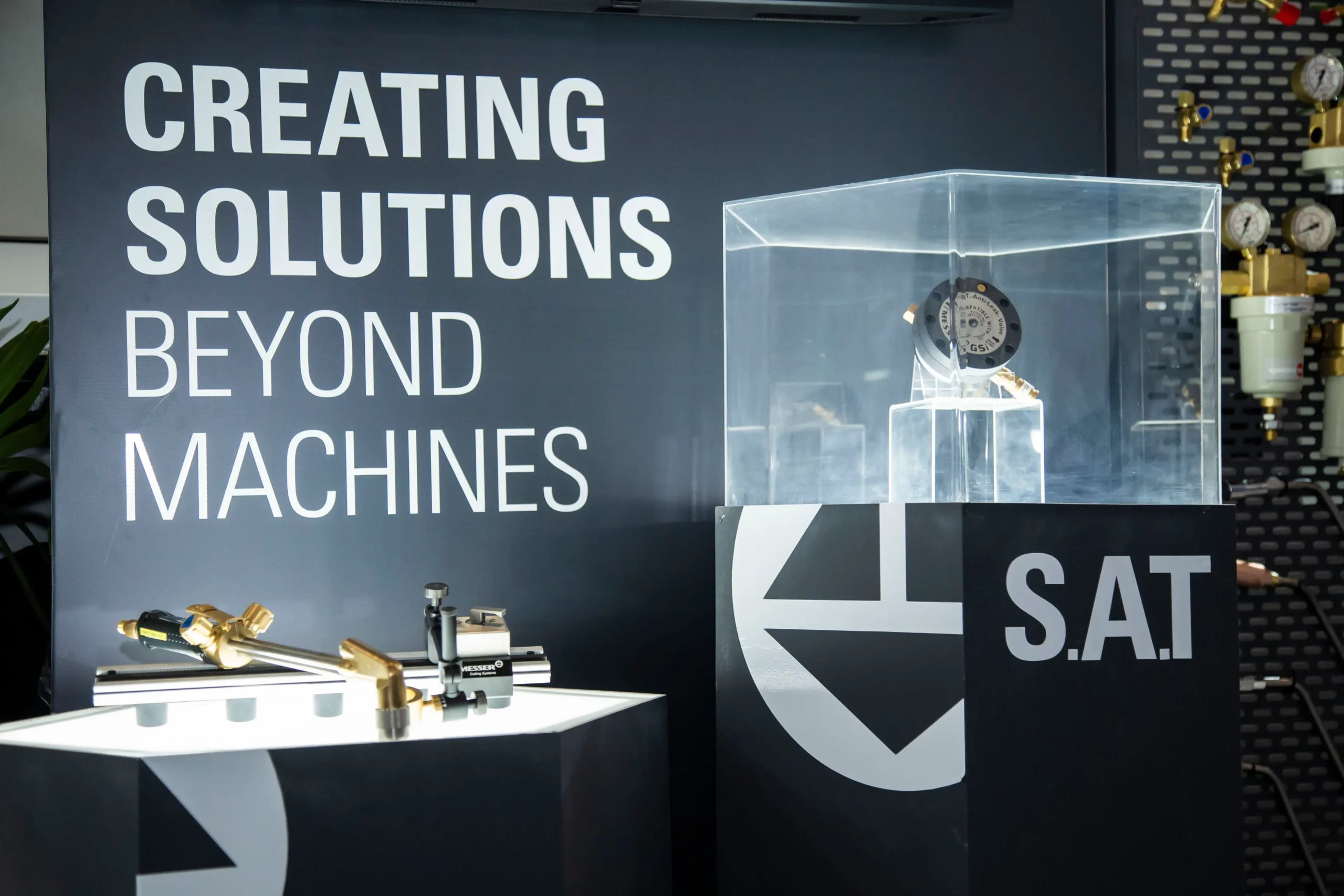 Parede Creating Solutions Beyond Machines e vitrine S.A.T.