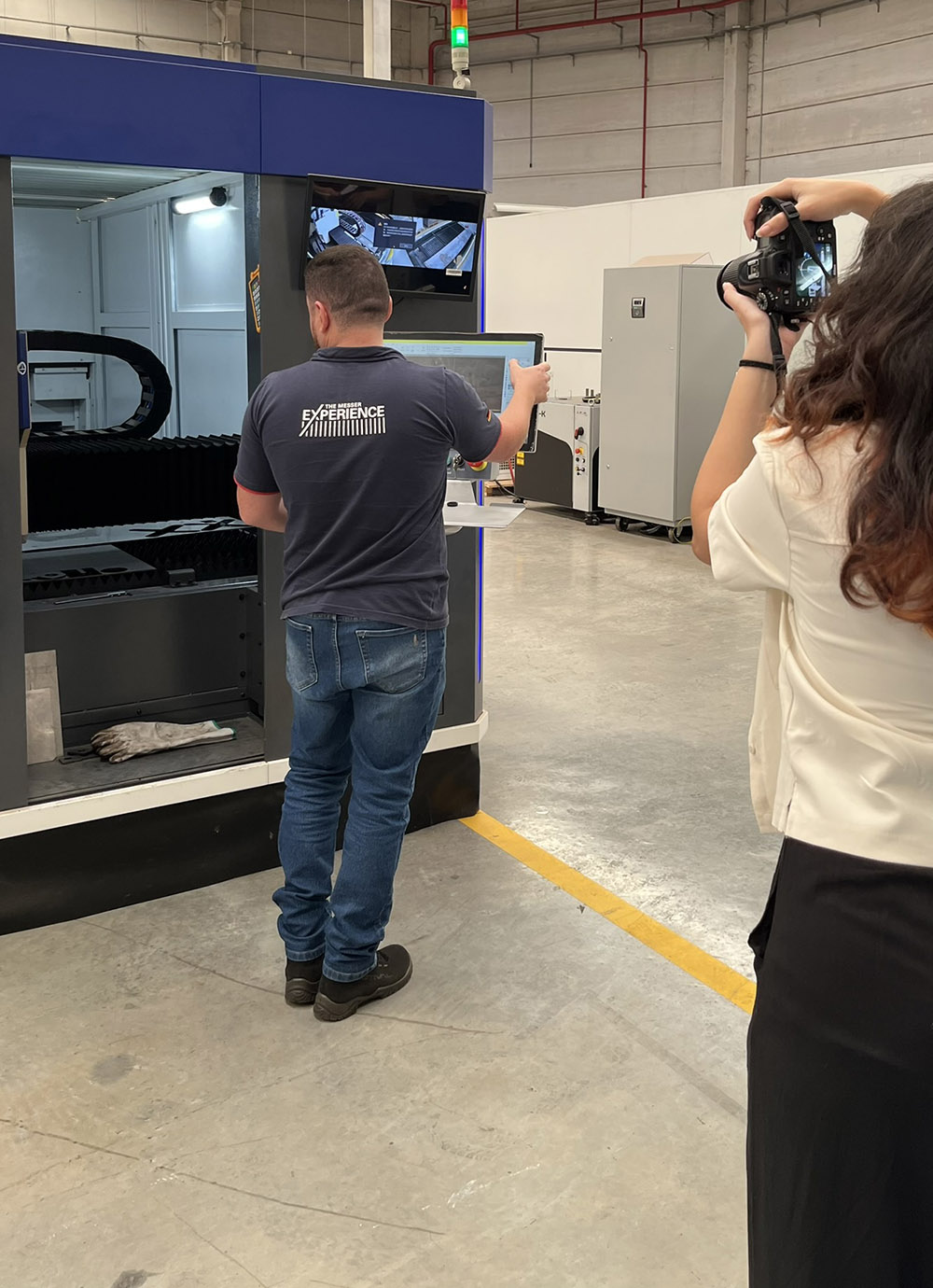 Técnico da Messer demonstra máquina de corte a laser durante gravação