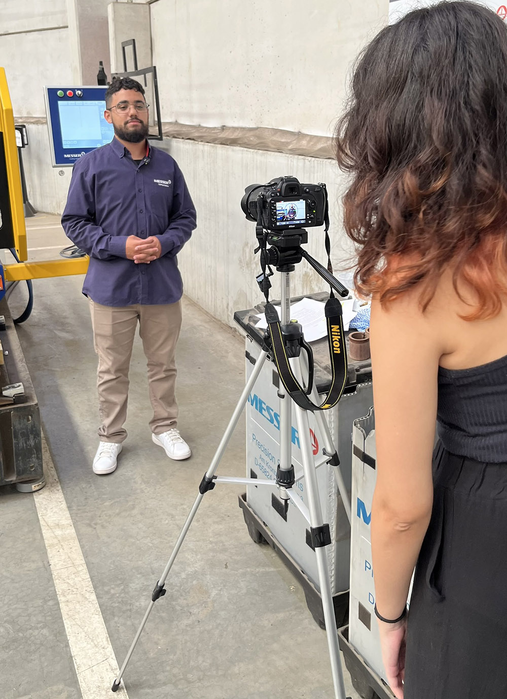 Gravação com especialista da Messer no chão de fábrica, câmera em tripé
