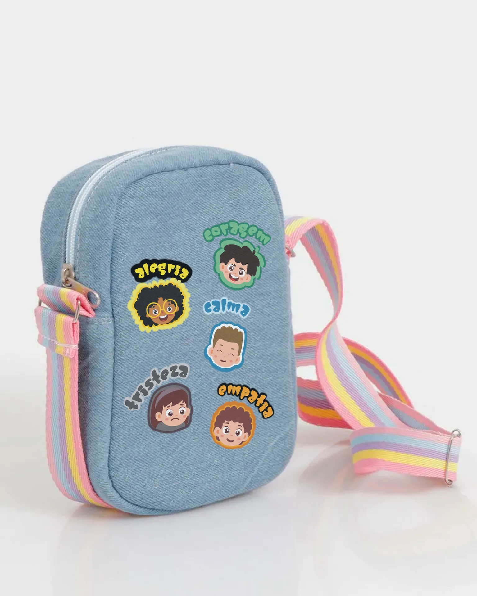 Bolsa da Festa das Emoções com os broches das cinco emoções