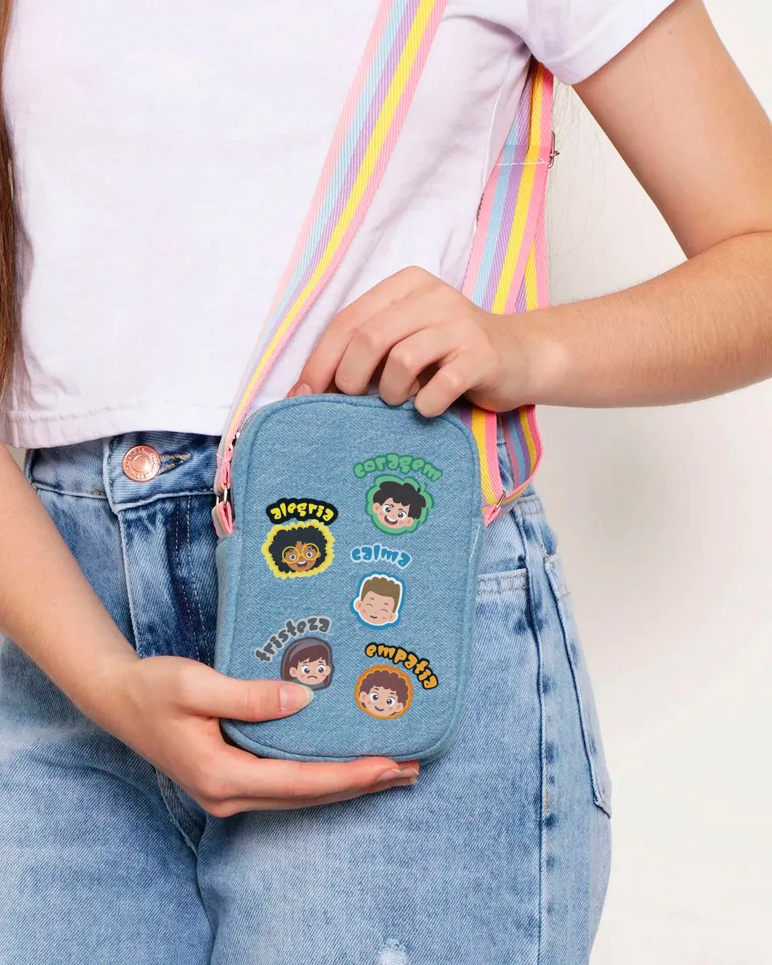 Bolsa da Festa das Emoções com os cinco personagens, na mão de uma criança