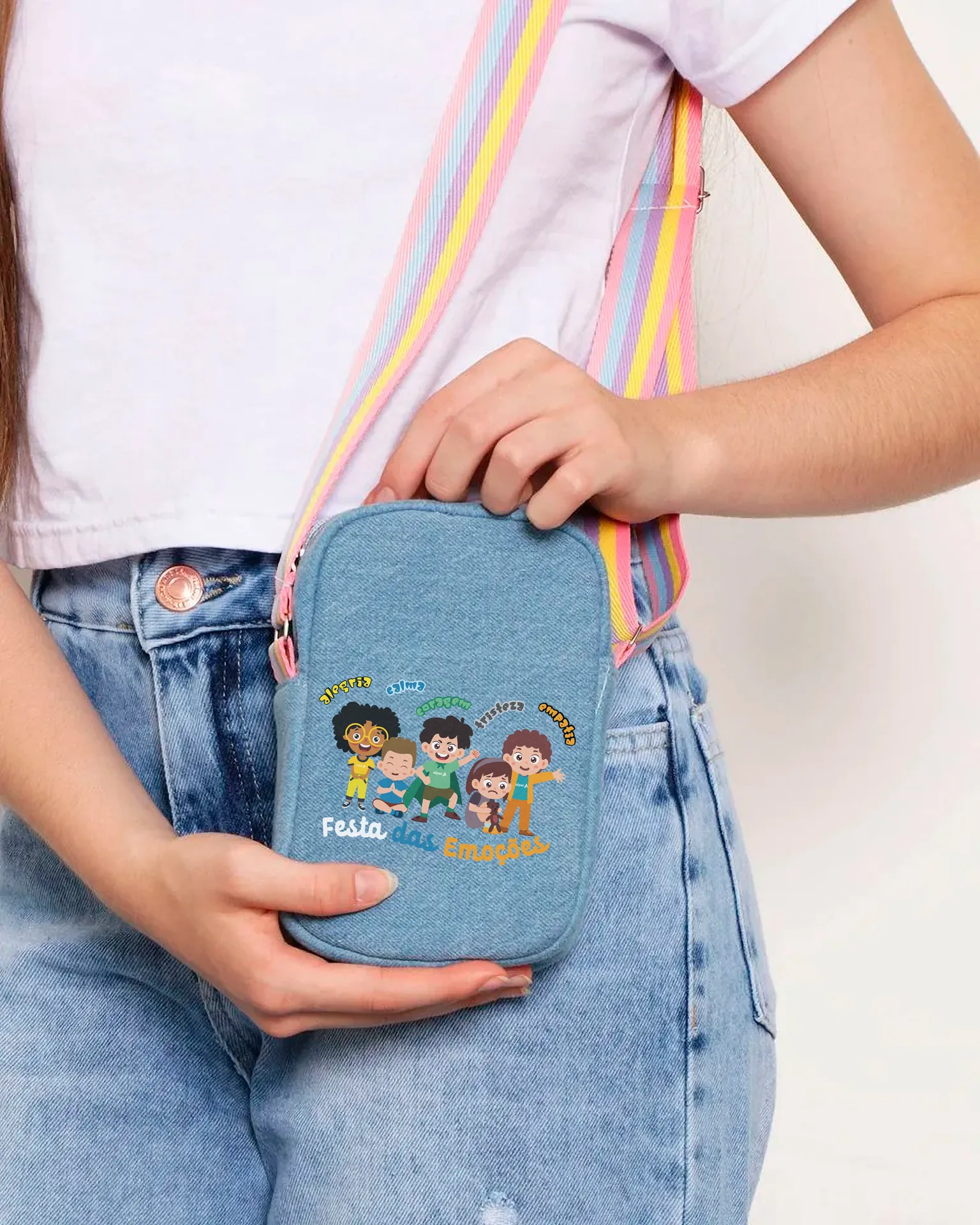 Segundo modelo da bolsa da Festa das Emoções, na mão de uma criança