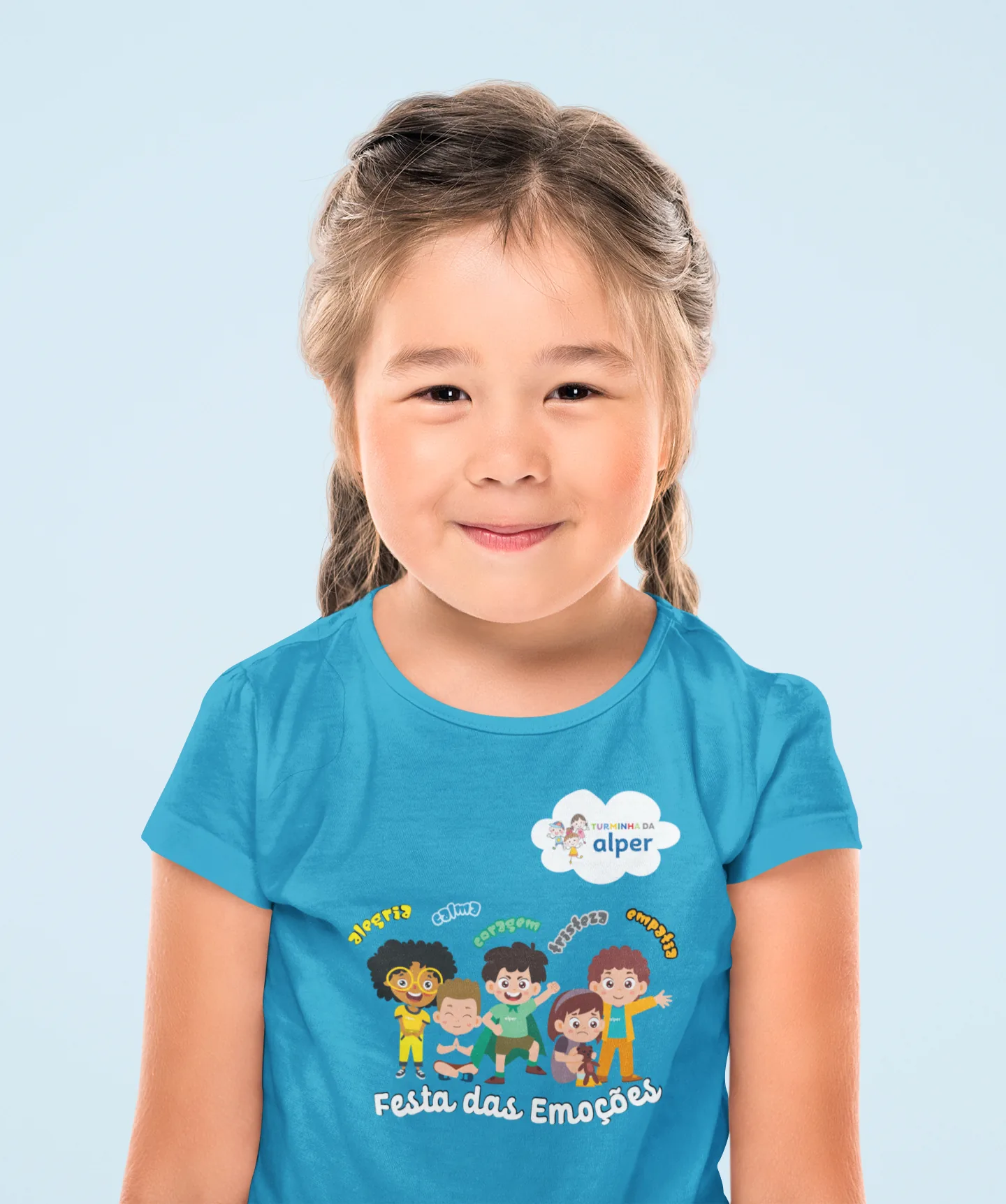 Criança com a camiseta azul da emoção Calma, da Festa das Emoções