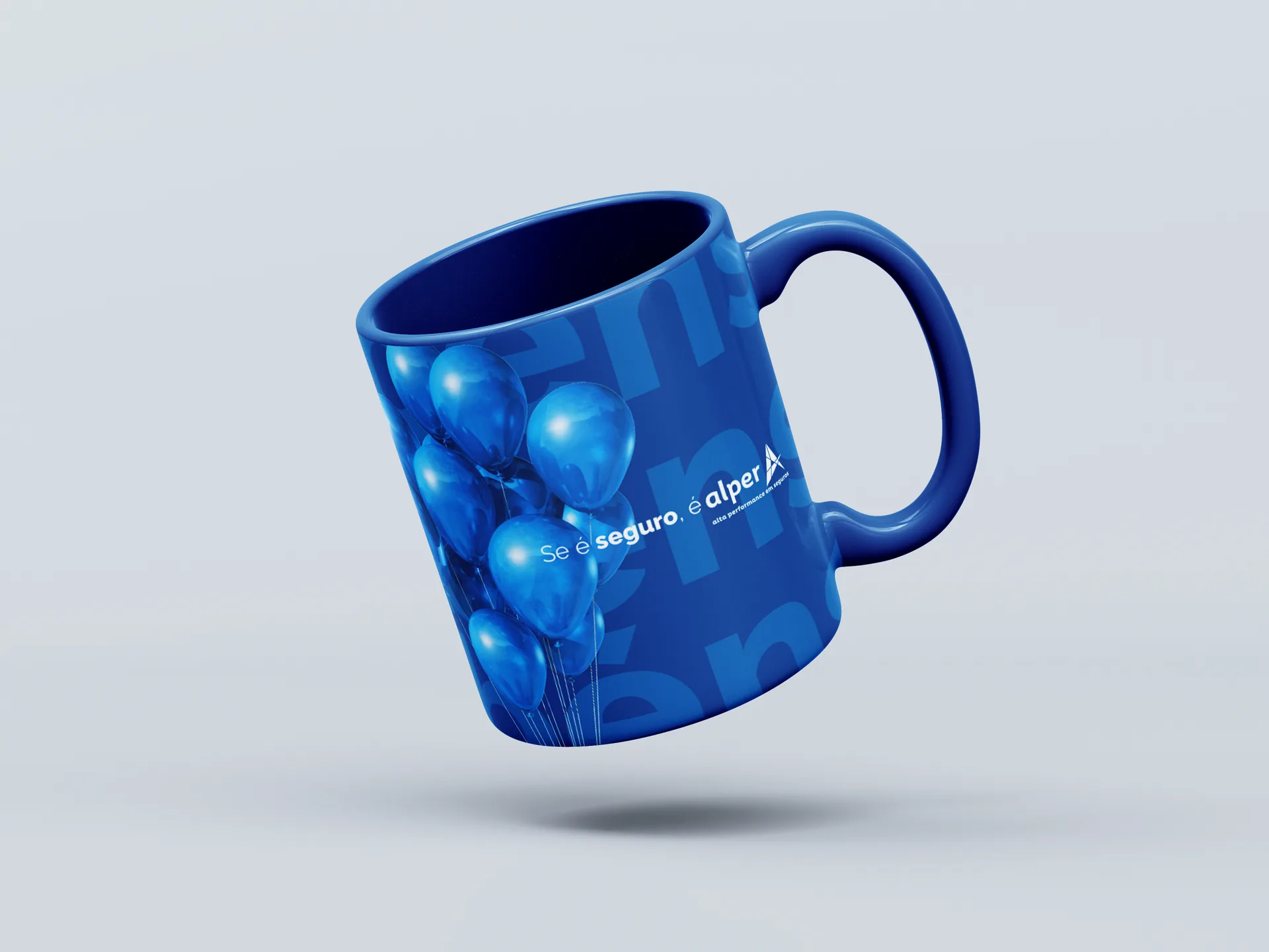 Caneca de aniversário da Alper com balões azuis dentro