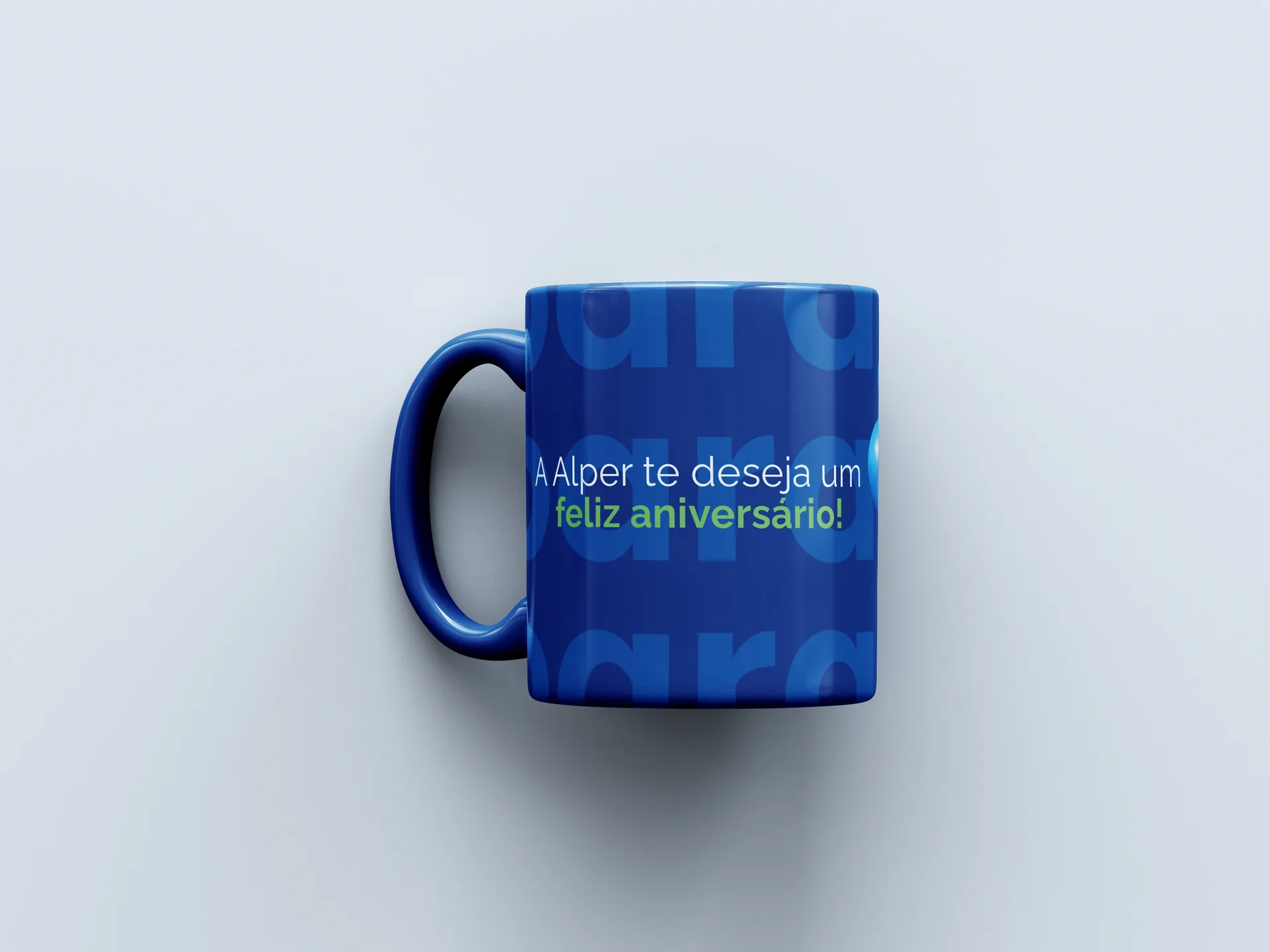 Caneca azul da Alper com a mensagem A Alper te deseja um feliz aniversário
