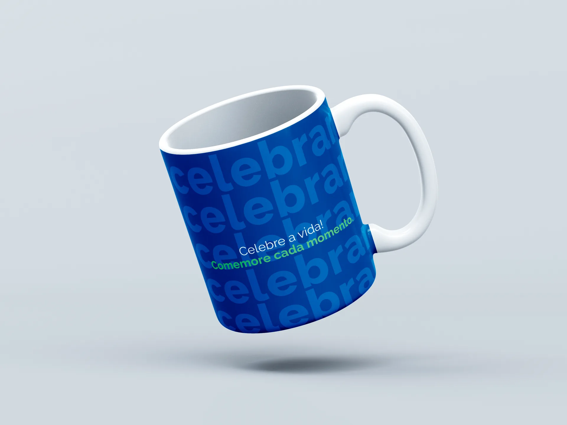 Caneca Celebrar da Alper vista de lado, com o padrão da palavra celebrar