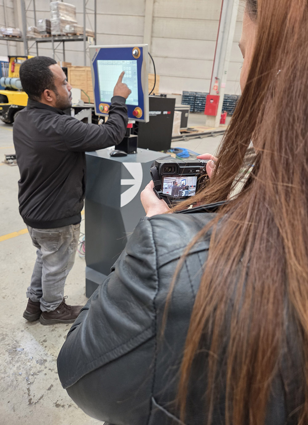 Técnico da Messer opera o painel de uma máquina de corte enquanto a Ei registra