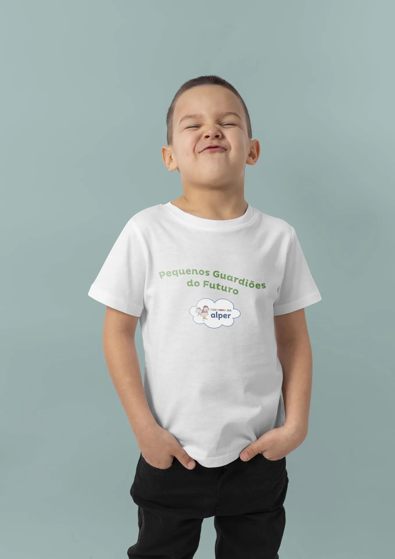 Criança com a camiseta Pequenos Guardiões do Futuro