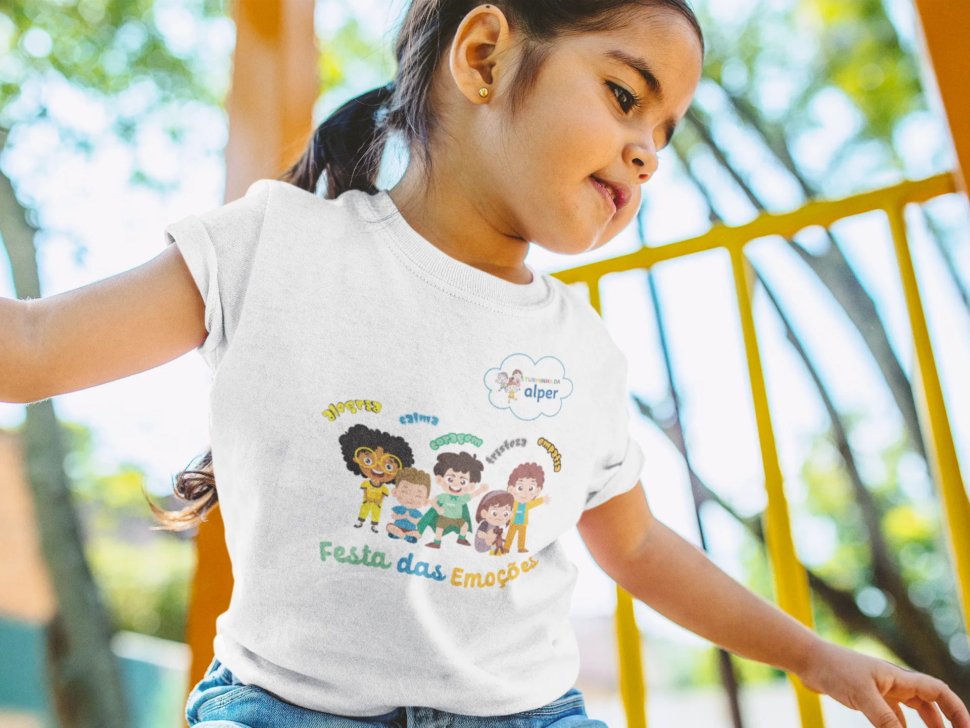 Criança brincando com a camiseta branca da Festa das Emoções