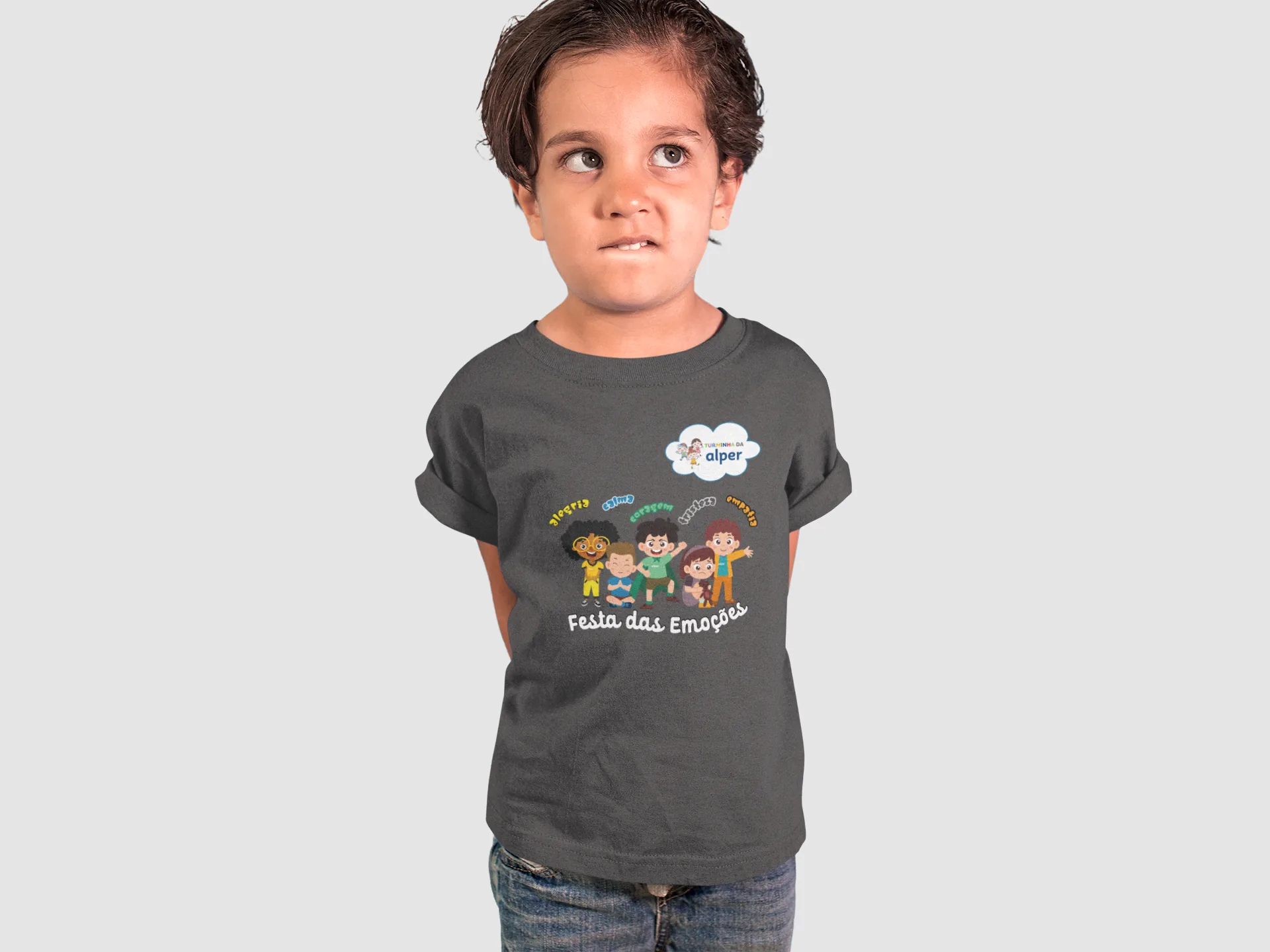 Criança com a camiseta cinza da emoção Tristeza